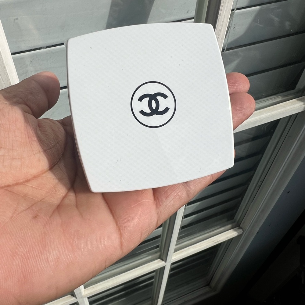 CHANEL Elegant White Compact Mirror - Picture 3 of 3